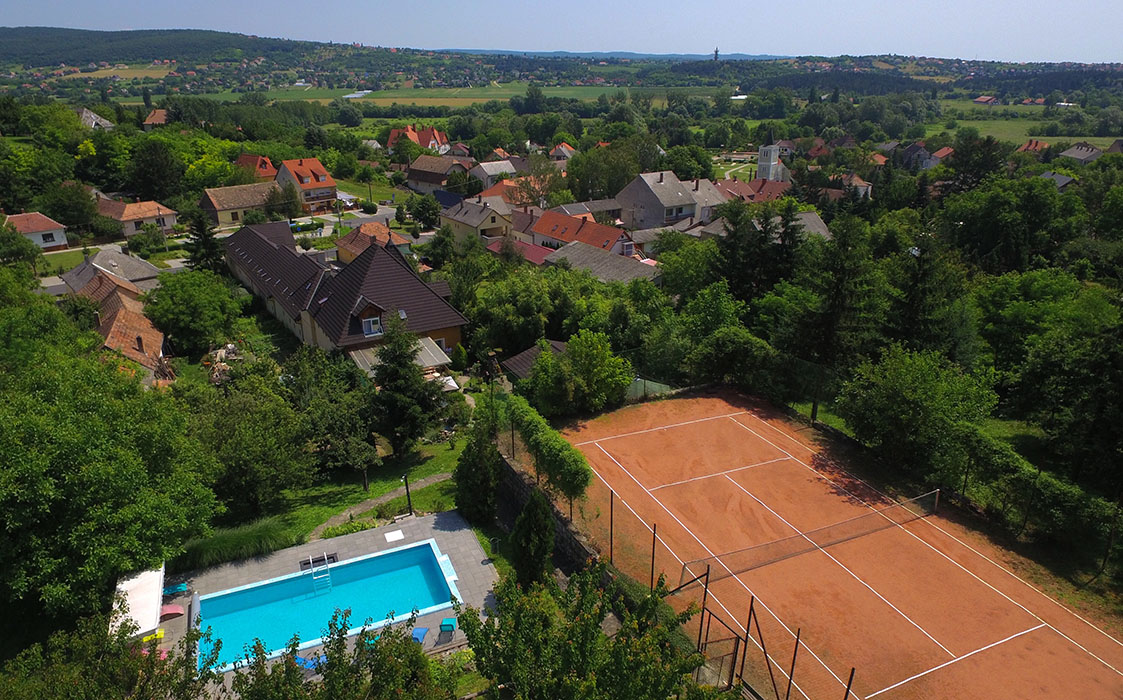 Medence és teniszpálya